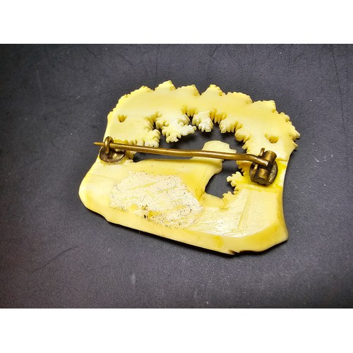 199 - 2x antique fine quality carved antler horn brooches, 1 which is mounted in 10k rose gold (tested) an... 