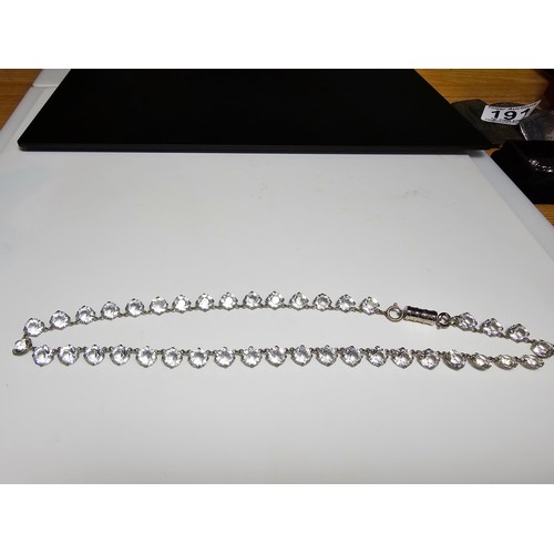 188 - A pretty necklace featuring faceted crystal glass stones all the way around, in good clean condition... 