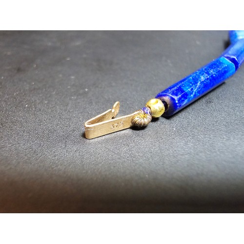 189 - A fine quality lapis lazuli and 9ct gold beaded necklace featuring faceted barrel formed lapis lazul... 
