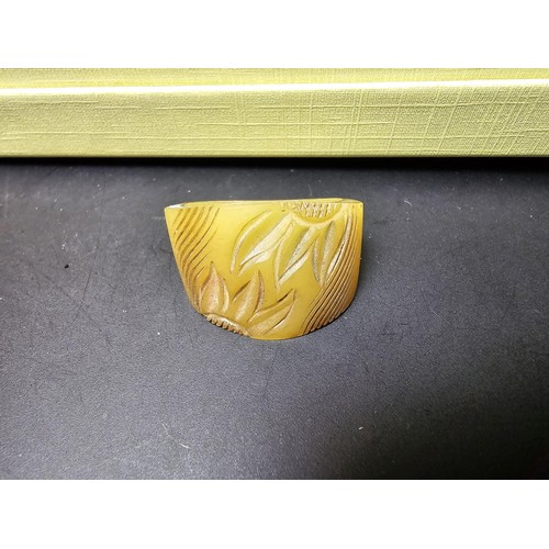 217 - A bundle of jewellery to include a good 20