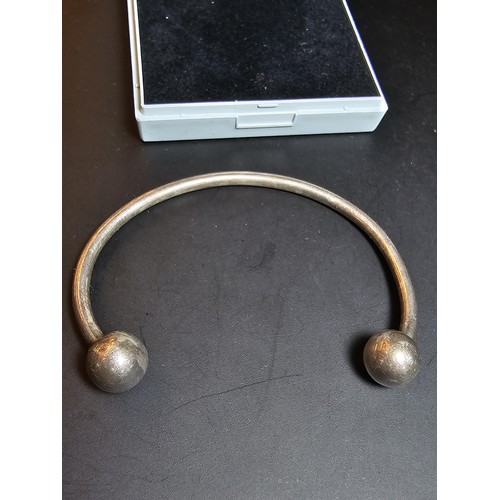 215 - A good vintage hallmarked sterling silver bangle, in good condition and boxed. Bangle has a weight o... 
