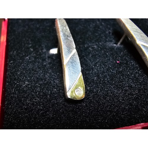 221 - A pair of pretty 925 silver drop earrings, featuring a gold layered piece to the bottom of the earri... 