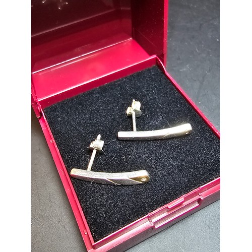 221 - A pair of pretty 925 silver drop earrings, featuring a gold layered piece to the bottom of the earri... 