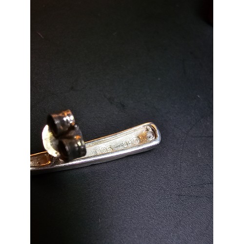 221 - A pair of pretty 925 silver drop earrings, featuring a gold layered piece to the bottom of the earri... 