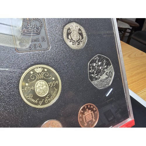 283 - An attractive Royal Mint 1994 red leather deluxe coin proof set featuring the £2 coin, the set displ... 