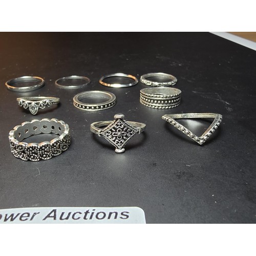 218 - A collection of 15x costume rings, some featuring ornate designs and all in as new condition.
