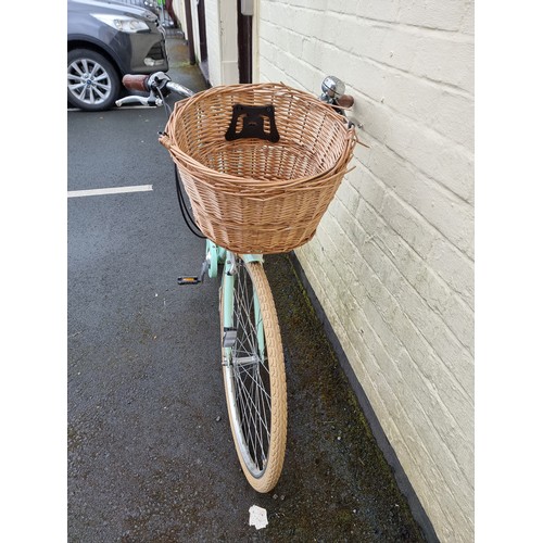 342 - A ladies Pendleton sit up and beg 7 speed city bike with leather seat and handle grips amd a basket ... 