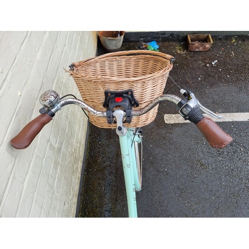 342 - A ladies Pendleton sit up and beg 7 speed city bike with leather seat and handle grips amd a basket ... 