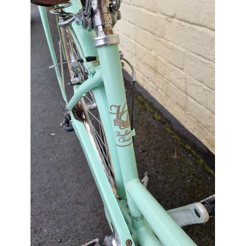 342 - A ladies Pendleton sit up and beg 7 speed city bike with leather seat and handle grips amd a basket ... 