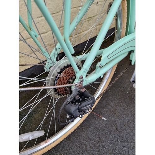 342 - A ladies Pendleton sit up and beg 7 speed city bike with leather seat and handle grips amd a basket ... 