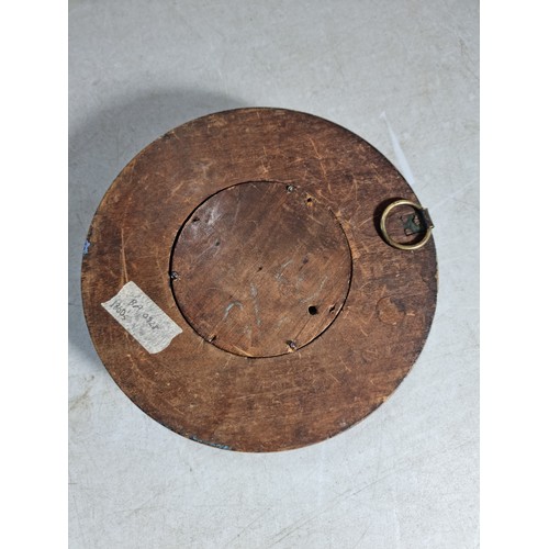 7 - A good early antique aneroid barometer featuring a good turned solid wood case presenting an excelle... 