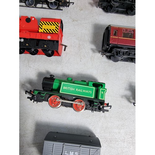 32 - British Railways 0-4-0 Locomotive in green, tested and runs well along with two maroon coaches, red ... 