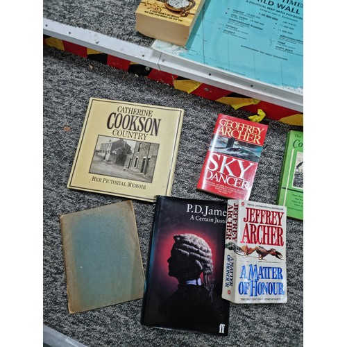 258 - Large qty of various books in 2x boxes, covering different subjects including The Living World of An... 