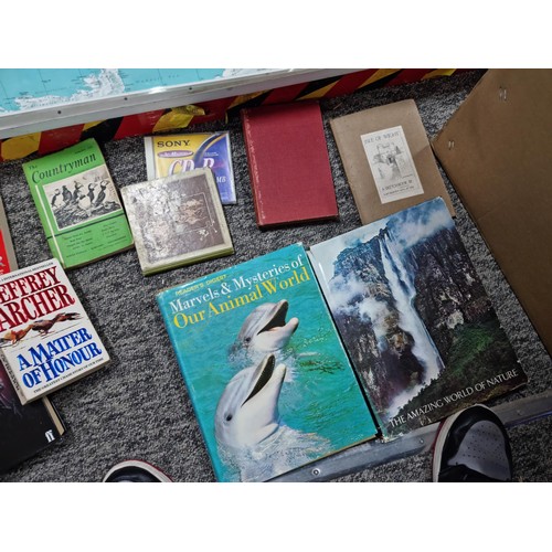 258 - Large qty of various books in 2x boxes, covering different subjects including The Living World of An... 