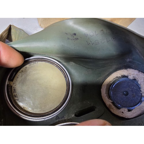 276 - Boxed vintage German WWII ladies gas mask VM F, RL1 39/86, complete with instruction leaflet, made b... 