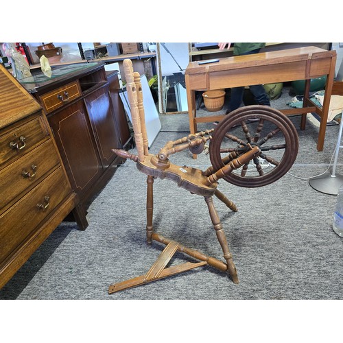 435 - An attractive antique wooden spinning jenny wheel & frame, displays well, height of 95cm, length of ... 