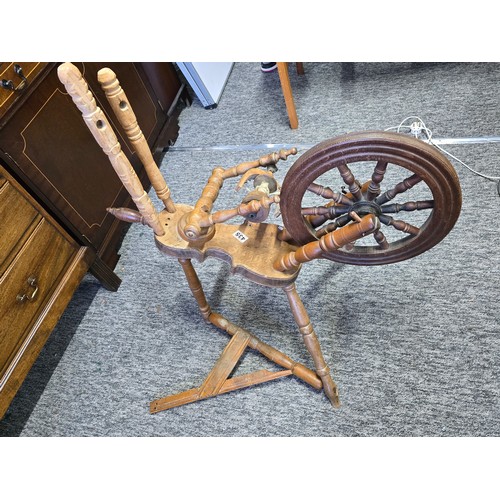 435 - An attractive antique wooden spinning jenny wheel & frame, displays well, height of 95cm, length of ... 