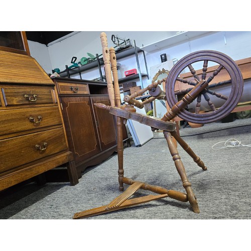 435 - An attractive antique wooden spinning jenny wheel & frame, displays well, height of 95cm, length of ... 