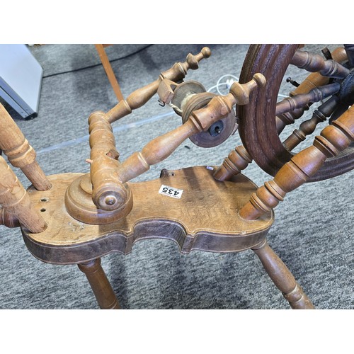 435 - An attractive antique wooden spinning jenny wheel & frame, displays well, height of 95cm, length of ... 