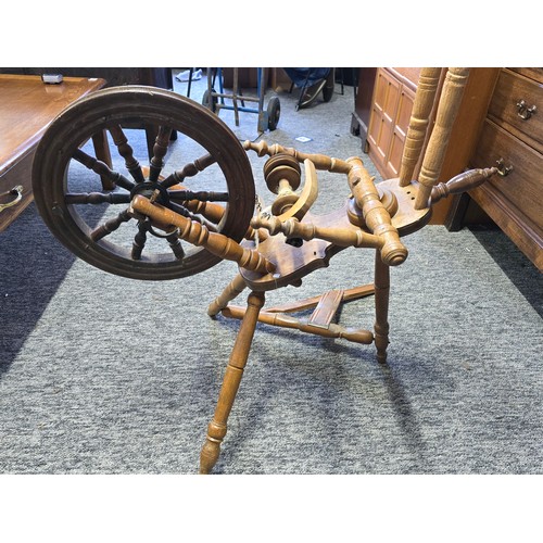 435 - An attractive antique wooden spinning jenny wheel & frame, displays well, height of 95cm, length of ... 