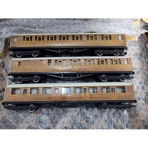 31 - Hornby R2261 Flying Scotsman LNER 4472 Locomotive and Corridor Tender with three matching LNER Teak ... 