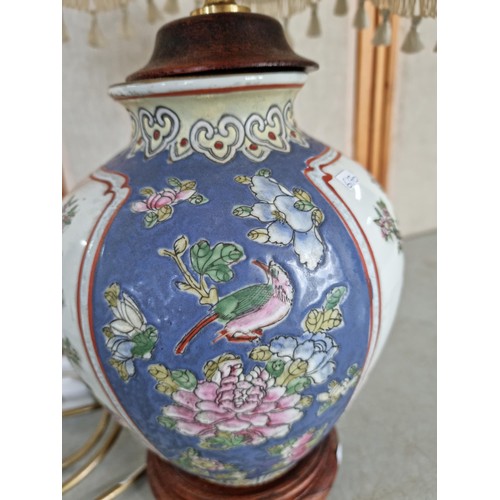 438 - Vintage chinese oriental hand painted ginger jar vase converted into a electric table lamp in good c... 