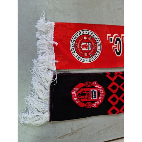 442 - 2x Official Manchester United football souvenir Scarfs, both in good clean condition.