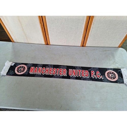 442 - 2x Official Manchester United football souvenir Scarfs, both in good clean condition.