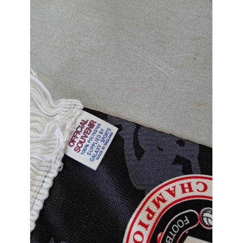 442 - 2x Official Manchester United football souvenir Scarfs, both in good clean condition.