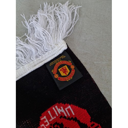 442 - 2x Official Manchester United football souvenir Scarfs, both in good clean condition.