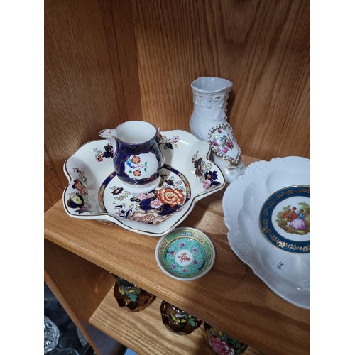 15 - Quanity of collectables including a fluted Masons bowl, boxed handmade Dartington crystal bowl, Geor... 