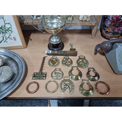 24 - Small quanity of brass ware incl. horse brasses - Tally - Ho, heart formed horse brass, a brass hing... 