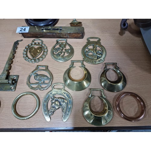 24 - Small quanity of brass ware incl. horse brasses - Tally - Ho, heart formed horse brass, a brass hing... 