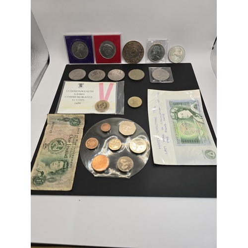 269A - A collection of various British coins which includes 2x one pound notes, 2x two pound coins, a Five ... 