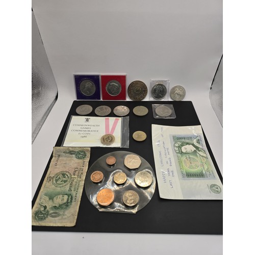 269A - A collection of various British coins which includes 2x one pound notes, 2x two pound coins, a Five ... 