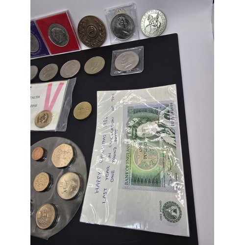 269A - A collection of various British coins which includes 2x one pound notes, 2x two pound coins, a Five ... 