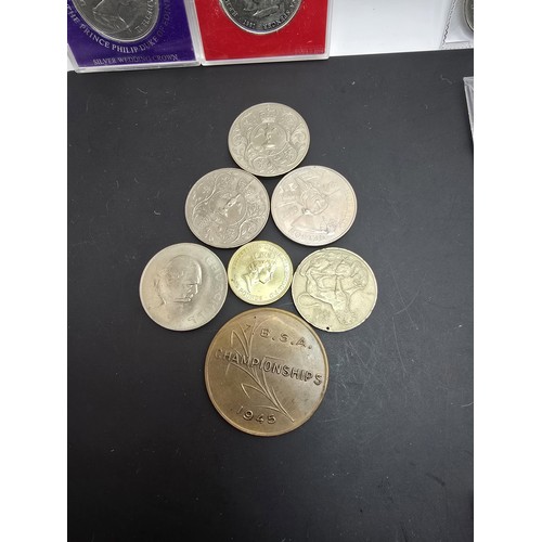 269A - A collection of various British coins which includes 2x one pound notes, 2x two pound coins, a Five ... 