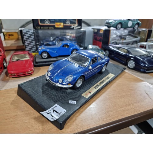 71 - Quantity of collectable diecast vehicles inc a boxed Maisto Jaguar XK180 1/25 scale, a boxed Maisto ... 