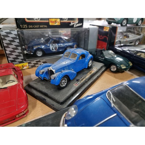 71 - Quantity of collectable diecast vehicles inc a boxed Maisto Jaguar XK180 1/25 scale, a boxed Maisto ... 