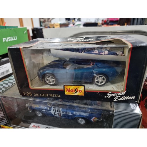 71 - Quantity of collectable diecast vehicles inc a boxed Maisto Jaguar XK180 1/25 scale, a boxed Maisto ... 