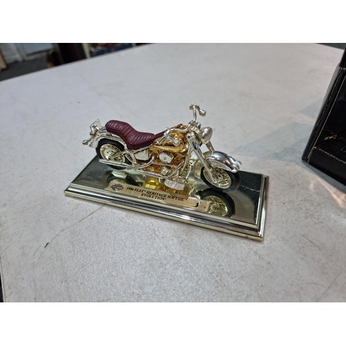 84 - Good quality boxed Maisto 1/18 scale 23ct gold plated Harley Davidson motorbike in a presentation bo... 