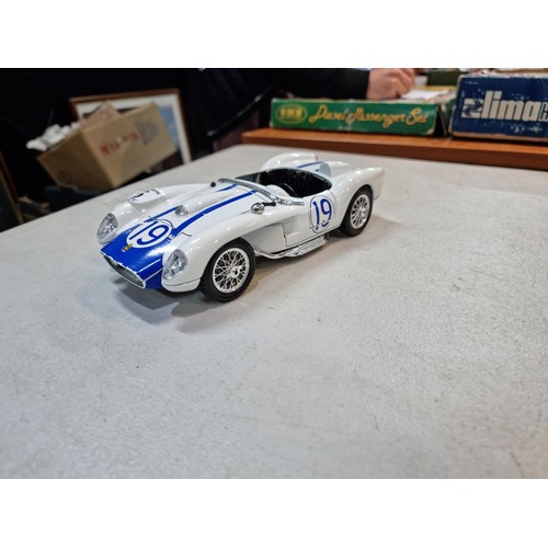 85 - 3x Burago 1/18 scale Ferrari die cast cars inc a rare 1957 NART racing white and blue No.19 250 Test... 