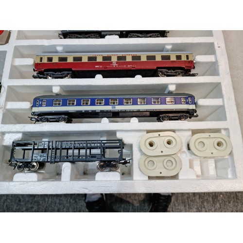 88 - Boxed Lima HO 1/87 electric train tack set, comes with an electric engine two coaches, power unit an... 