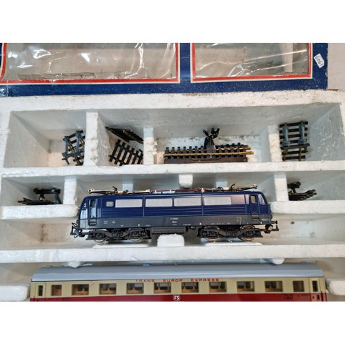88 - Boxed Lima HO 1/87 electric train tack set, comes with an electric engine two coaches, power unit an... 