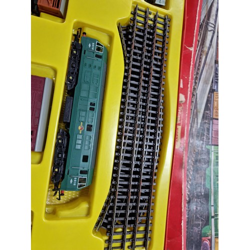 90 - Boxed vintage Tri-ang Hornby 00 gauge The Freight master electric train set in original box, includi... 