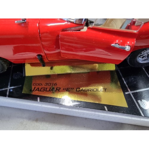 98 - 3x good quality boxed Burago diecast cars inc a Jaguar E Type cabriolet 25th anniversary, Ferrari 55... 