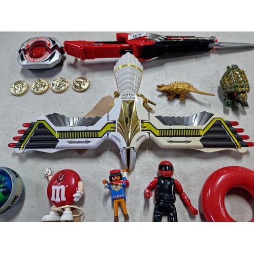 97 - A collection of vintage collectable action figures and accessories to include a rare collectable Pow... 