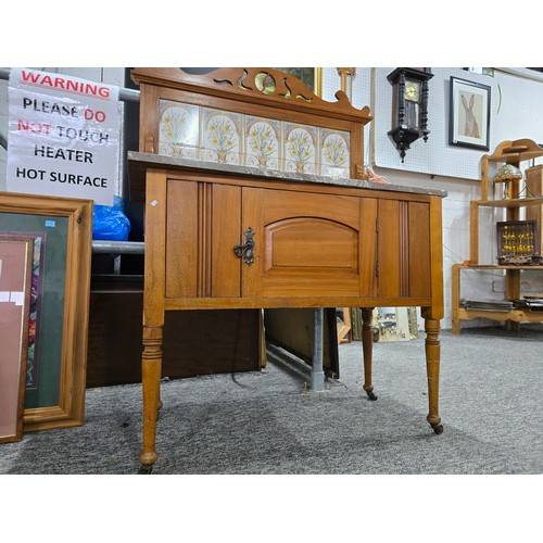 27A - Stunning clean example antique mahogany wash stand featuring a stuning 5 tile back with a daffodil a... 
