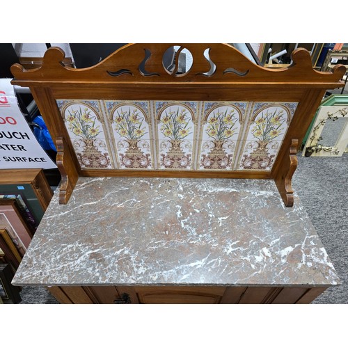 27A - Stunning clean example antique mahogany wash stand featuring a stuning 5 tile back with a daffodil a... 