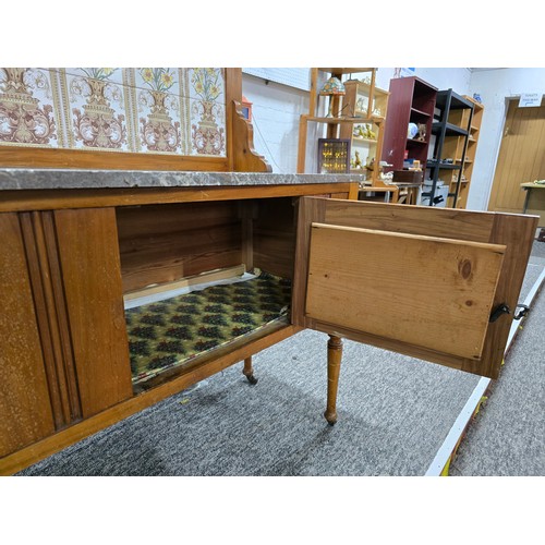 27A - Stunning clean example antique mahogany wash stand featuring a stuning 5 tile back with a daffodil a... 